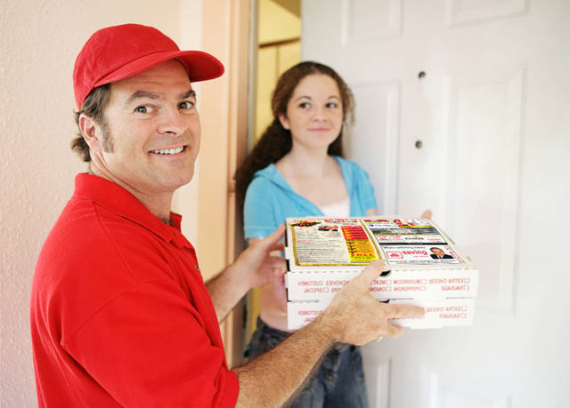 https://image.sistacafe.com/images/uploads/content_image/image/26239/1439537636-pizza-delivery-man.jpg