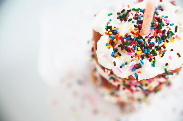 https://image.sistacafe.com/images/uploads/content_image/image/263204/1481428914-Donut-Birthday-Cake-7.jpg