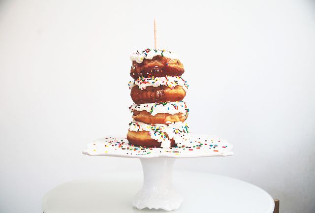 https://image.sistacafe.com/images/uploads/content_image/image/263206/1481428953-Donut-Birthday-Cake-4.jpg