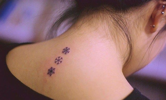 https://image.sistacafe.com/images/uploads/content_image/image/263527/1481465545-Black-Three-Snowflakes-Tattoo-On-Girl-Upper-Back.jpg