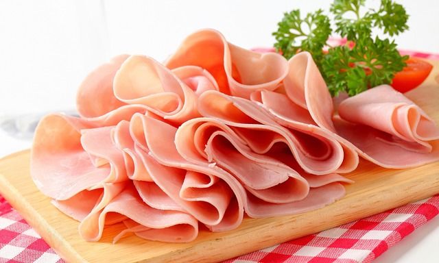 https://image.sistacafe.com/images/uploads/content_image/image/263565/1481473726-Thinly-sliced-ham-on-a-ch-014.jpg