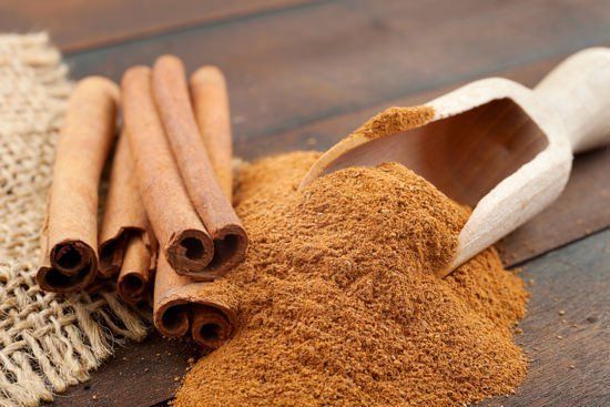 https://image.sistacafe.com/images/uploads/content_image/image/263673/1481518036-cinnamon-sticks-and-powder-on-wooden-table.jpg