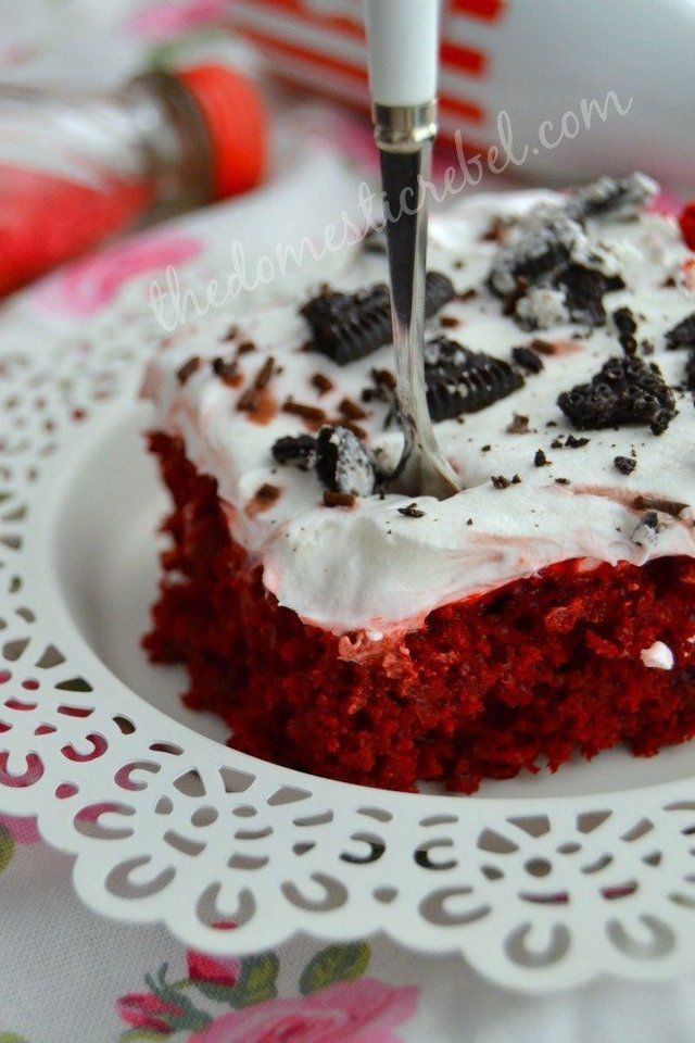 https://image.sistacafe.com/images/uploads/content_image/image/264756/1481692164-Skinny-Red-Velvet-Poke-Cake.jpg