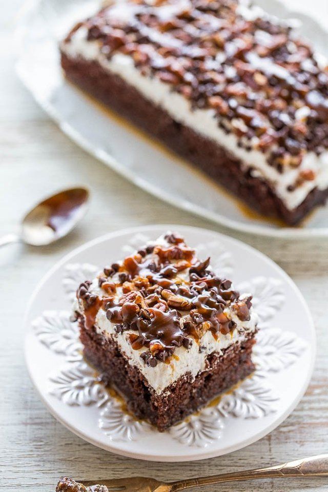 https://image.sistacafe.com/images/uploads/content_image/image/264760/1481692266-Turtle-Chocolate-Poke-Cake.jpg