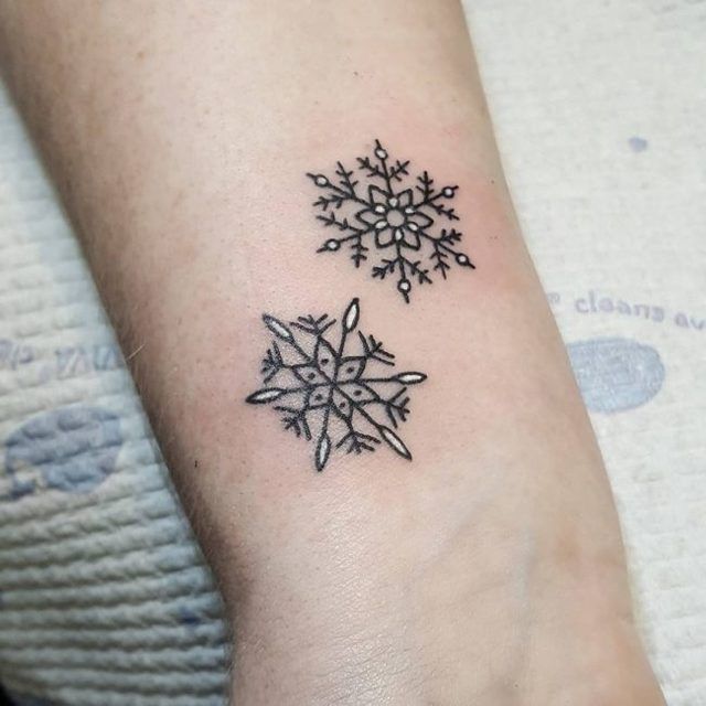 https://image.sistacafe.com/images/uploads/content_image/image/265455/1481775792-snowflake-tattoo12-650x650.jpg