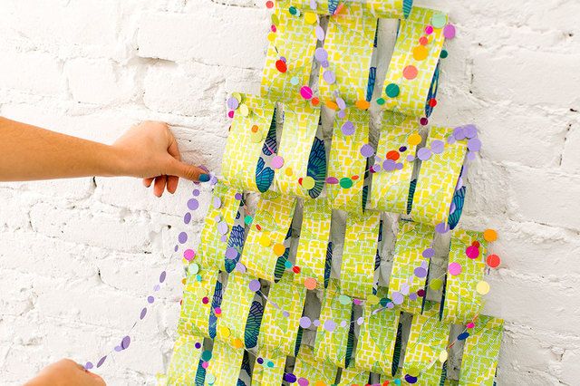 https://image.sistacafe.com/images/uploads/content_image/image/266461/1481866842-Wrapping_Paper_Tree_009.jpg