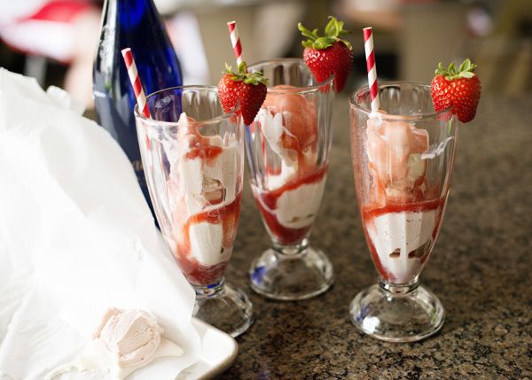 https://image.sistacafe.com/images/uploads/content_image/image/267895/1482127347-strawberry-floats_7.jpg