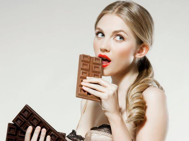 https://image.sistacafe.com/images/uploads/content_image/image/26853/1440390168-woman_eating_chocolate_bars__medium_4x3.jpg