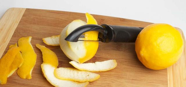 https://image.sistacafe.com/images/uploads/content_image/image/269618/1482323236-10-Amazing-Benefits-Of-Lemon-Peels.jpg