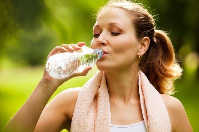 https://image.sistacafe.com/images/uploads/content_image/image/270242/1482392098-Drinking-Water-To-Lose-Water-Weight.jpg