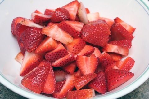1483004032 white chocolate strawberry ice cream sliced strawberries
