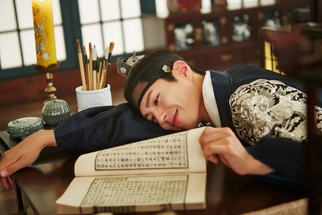1483082182 park bo gum as crown prince le yeong starts to fall in love with ra on in the drama moonlight drawn by clouds