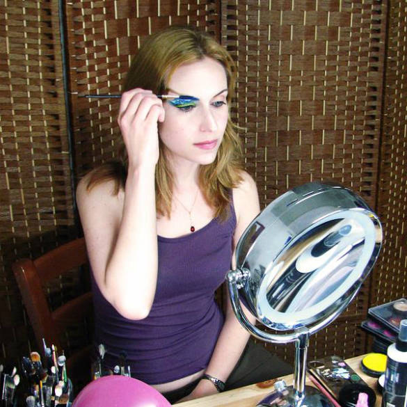 https://image.sistacafe.com/images/uploads/content_image/image/27984/1440125332-Tal-Peleg-doing-her-makeup.jpg