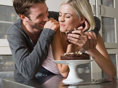 https://image.sistacafe.com/images/uploads/content_image/image/28000/1439953902-Couple_Eating_Cake.jpg
