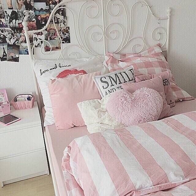 https://image.sistacafe.com/images/uploads/content_image/image/280294/1484052140-interiorim.com_pink_room_smile_poster_bedroom_5208.jpg