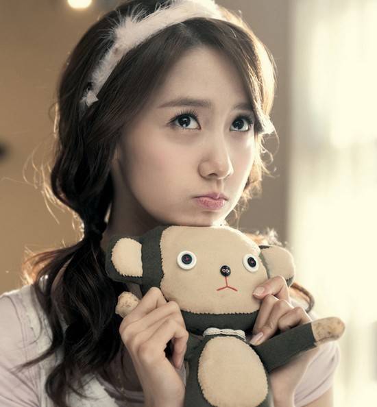 ยุนอา ทรงผมยาวประบ่า หน้าเด็กมาก