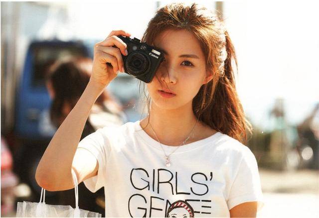 ผมยาวรวบหางม้า ปล่อยลูกผมเล็กน้อย ดูหน้าเด็กสุดๆ