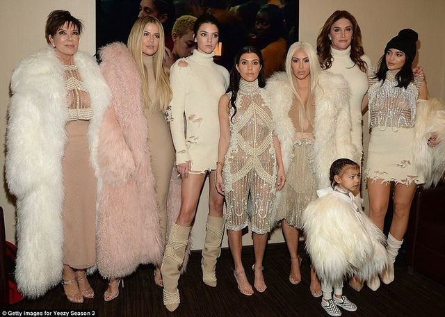 สปอร์ตบราสำหรับสาวหน้าอกใหญ่ kardashian family