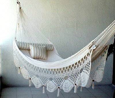 https://image.sistacafe.com/images/uploads/content_image/image/28450/1440042975-tropical-hammocks-and-swing-chairs.jpg