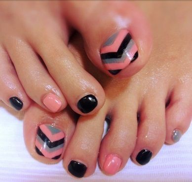 https://image.sistacafe.com/images/uploads/content_image/image/286113/1485007248-Chevron-Toe-Nail-Design.jpg