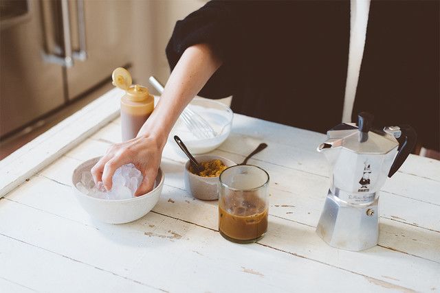 https://image.sistacafe.com/images/uploads/content_image/image/289605/1485423537-iced-carmel-latte-07.jpg