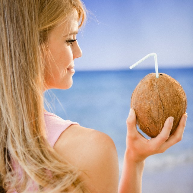 1431083122 coconut water for hair