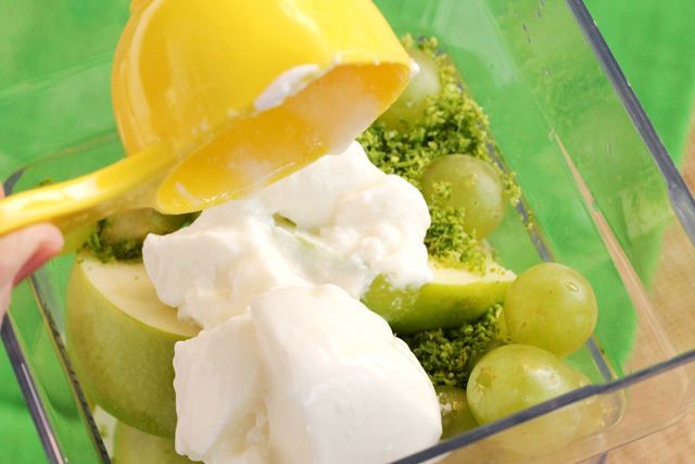 https://image.sistacafe.com/images/uploads/content_image/image/292430/1485841960-8-add-yogurt-to-blender.jpg
