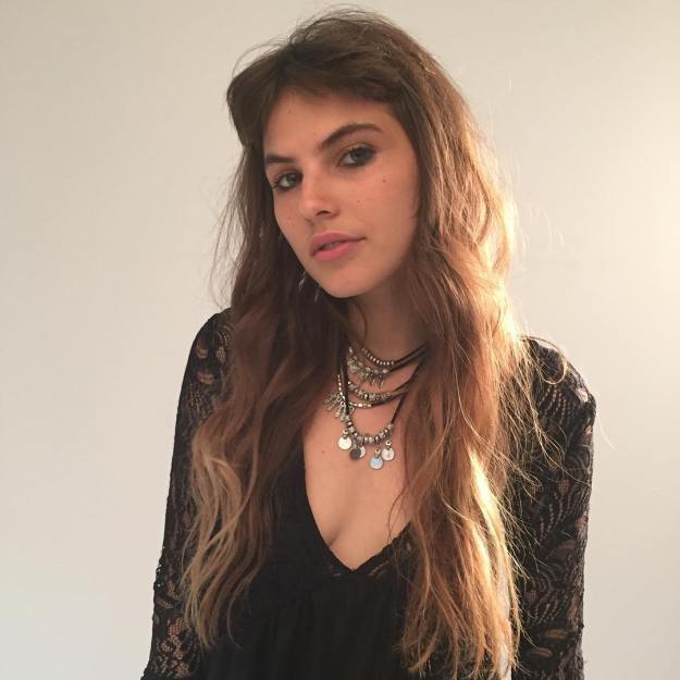 1486009762 3 long messy hairstyle with bangs