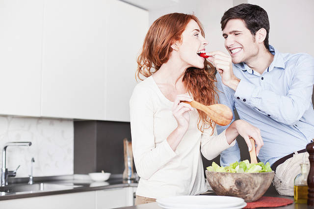 https://image.sistacafe.com/images/uploads/content_image/image/29522/1440403819-couple-cooking-laughing.jpg