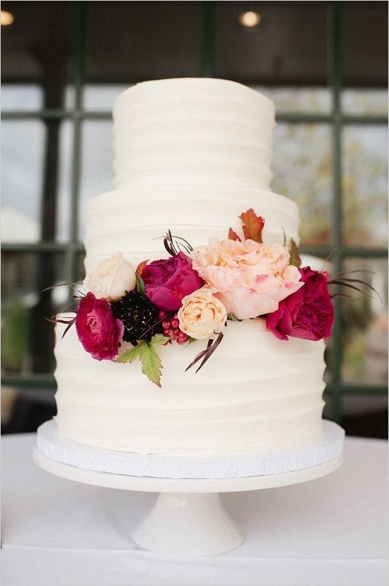 https://image.sistacafe.com/images/uploads/content_image/image/295667/1486355154-white-wedding-cake-with-red-flowers.jpg