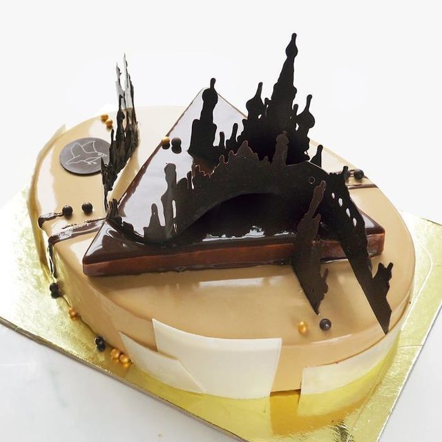 https://image.sistacafe.com/images/uploads/content_image/image/298277/1486700377-I-draw-and-create-my-own-chocolate-world-on-the-mirror-glaze-589992ae9f0e9__700.jpg