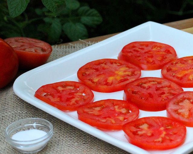 https://image.sistacafe.com/images/uploads/content_image/image/302891/1487401494-3-salt-on-tomatoes.jpg