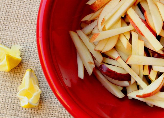 https://image.sistacafe.com/images/uploads/content_image/image/303437/1487403024-8-apples-with-lemon-juice.jpg