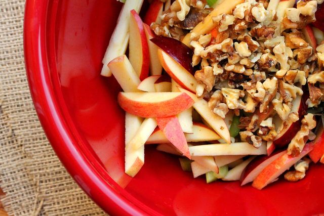 https://image.sistacafe.com/images/uploads/content_image/image/303440/1487403130-11-walnuts-in-apples.jpg