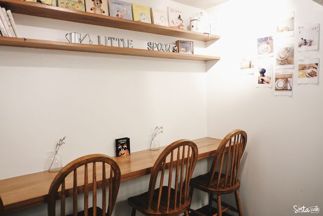 [ little Spoon คาเฟ่ย่านอโศก ] โซนนั่ง ด้านล่าง 