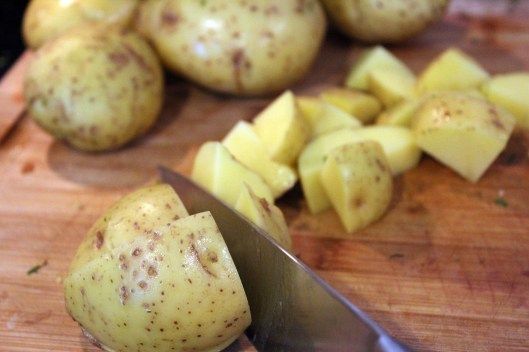 https://image.sistacafe.com/images/uploads/content_image/image/310208/1488346262-cut-potatoes-into-chunks.jpg