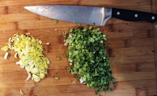 https://image.sistacafe.com/images/uploads/content_image/image/310213/1488346675-chop-onions-and-celery.jpg