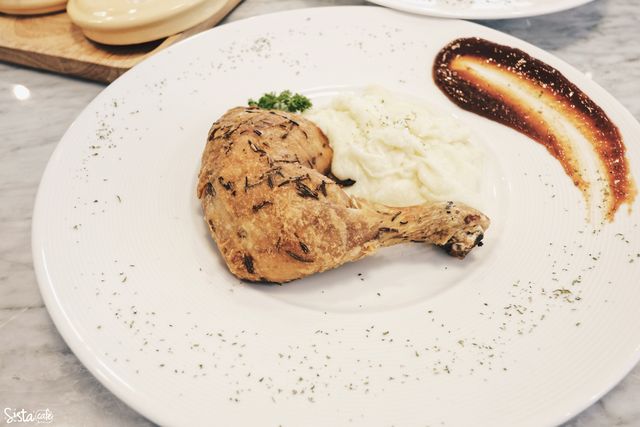 [ คาเฟ่ย่านอโศก] เมนูแนะนำจาก Childhood Cafe : ไก่อบโรสแมรี่ มันบดชีส 