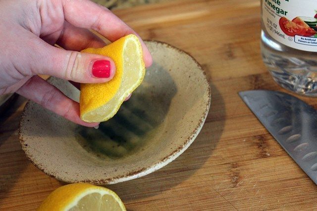 https://image.sistacafe.com/images/uploads/content_image/image/310761/1488435139-Measure-lemon-juice-and-vinegar-together.jpg