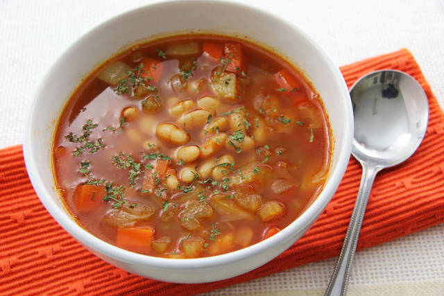 https://image.sistacafe.com/images/uploads/content_image/image/31134/1441009999-Make-Greek-Bean-Soup-Step-8.jpg