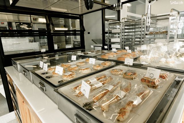 [ คาเฟ่ย่านพร้อมพงษ์ ]  เบเกอรี่และขนมปังอบใหม่วางขายกันร้อนๆ ของ SNP  Headquarter 