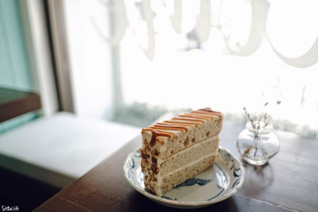 [ Warm Welcome Bakery & Cafe คาเฟ่ย่านพร้อมพงษ์ ]  Vanilla walnut Caramel Cake (95-.)