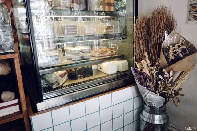 [ Warm Welcome Bakery & Cafe คาเฟ่ย่านพร้อมพงษ์ ] บริเวณตู้แช่เค้ก ที่มีเมนูเค้กให้สาวๆได้เลือกชิมกัน  