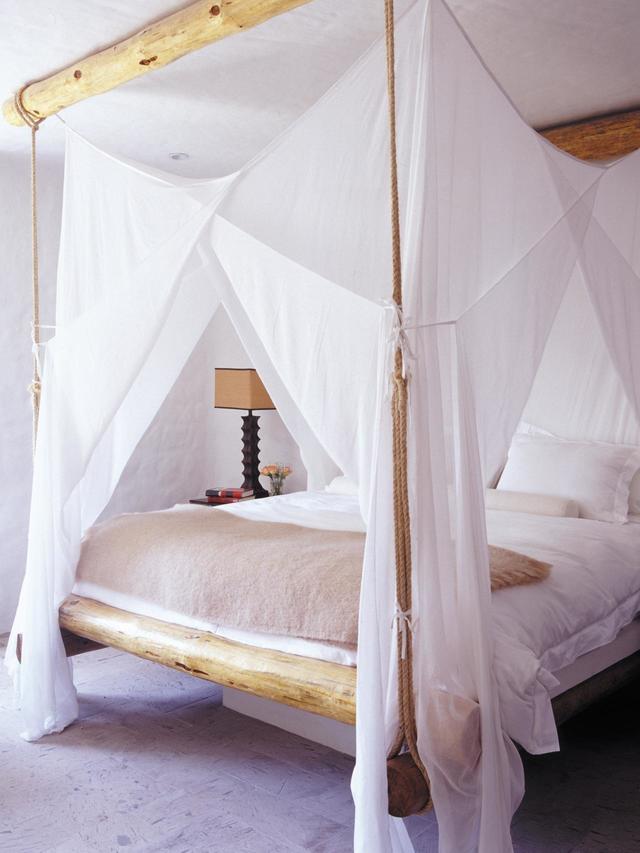 https://image.sistacafe.com/images/uploads/content_image/image/315763/1489303079-Airy-and-seemingly-weightless-four-poster-bed-.jpeg
