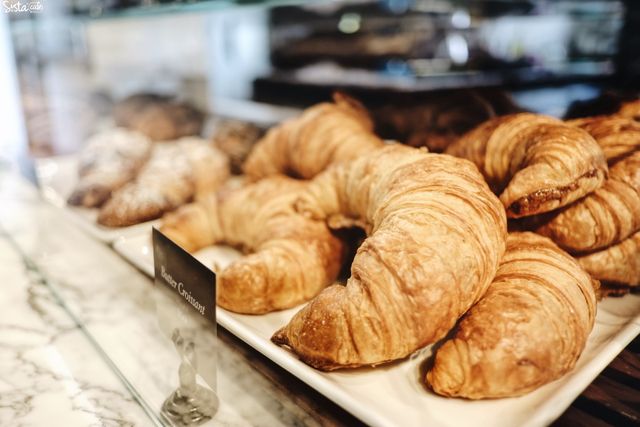 Holey Artisan Bakery คาเฟ่ย่านสุขุมวิท 31 ครัวซองต์