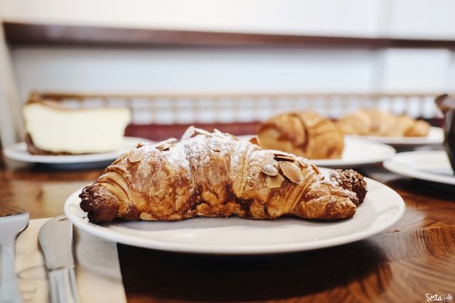 Holey Artisan Bakery คาเฟ่ย่านสุขุมวิท 31 almond croissant