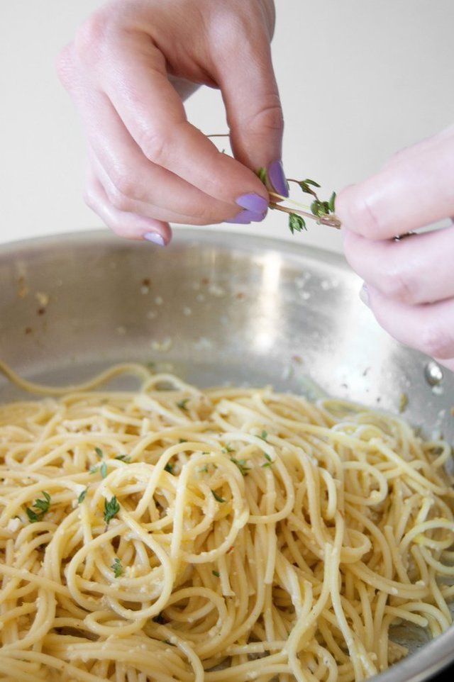 1489477034 spaghetti white wine garlic lemon