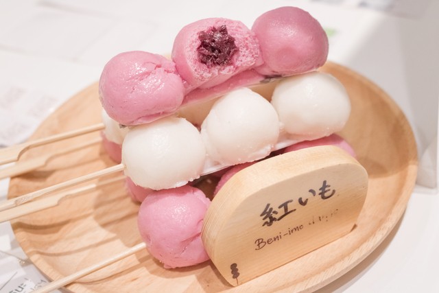 หมั่นโถวสีชมพูไส้เผือกม่วงเสียบไม้ จากร้าน Beni-im