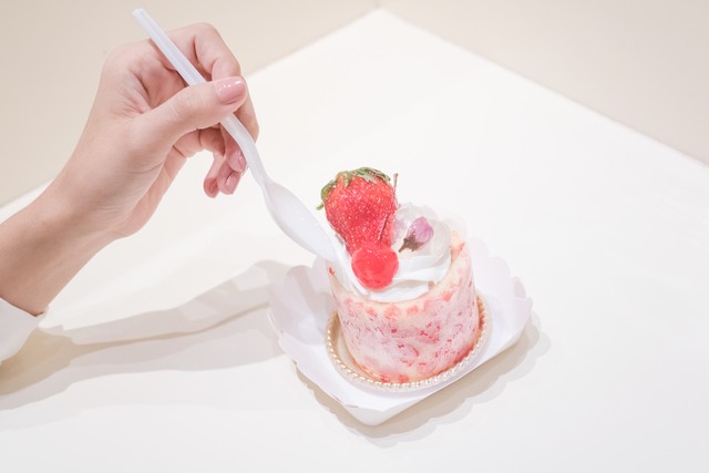 Strawberry Cherry Blossom Roll Cake (150 บาท) จากร้าน Otete