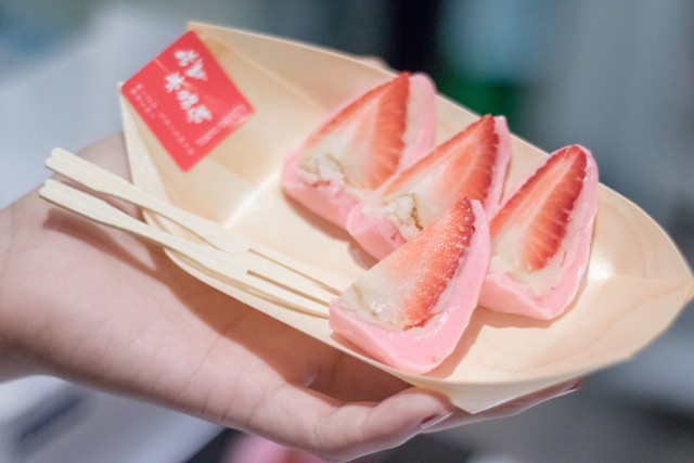 Sakura Strawberry Daifuku with white bean paste (75บาท/ชิ้น) จากร้าน Tokyo Sweets